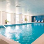 Beheizter Innenpool im AHORN Waldhotel Altenberg – entspannen Sie an Silvester mit Sauna und Spa.